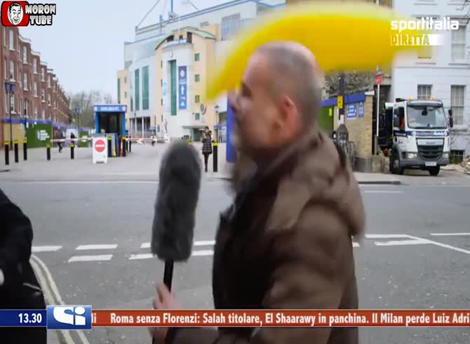 Video :A journalist gets harassed by a 100-person troll using a huge banana